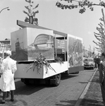846470 Afbeelding van een praalwagen van N.S. / Van Gend & Loos tijdens de Bevrijdingsoptocht te Utrecht.